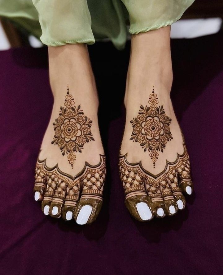 Trendy Mehndi design for Ankle