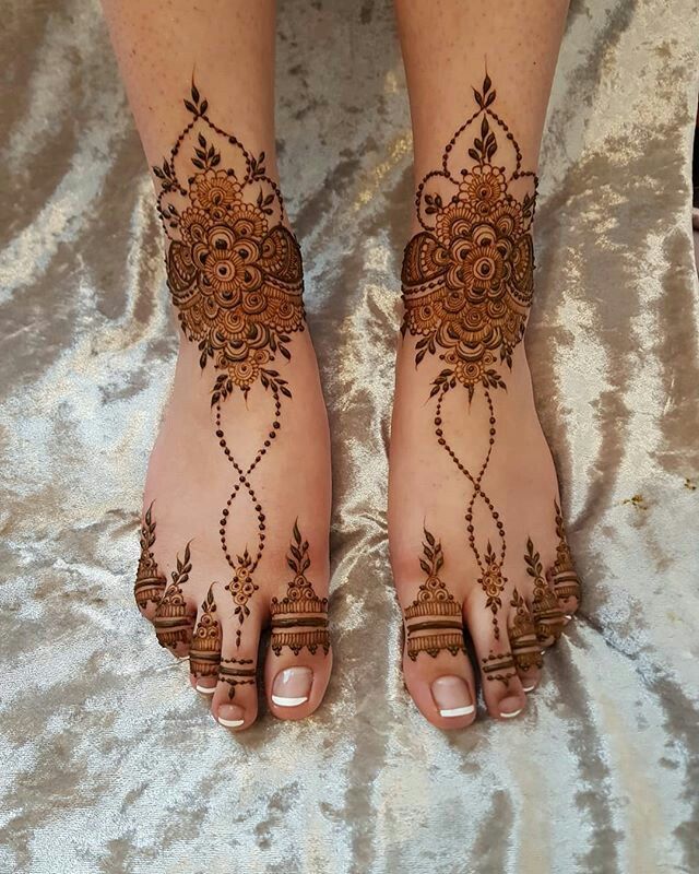 Trendy Mehndi design for Ankle