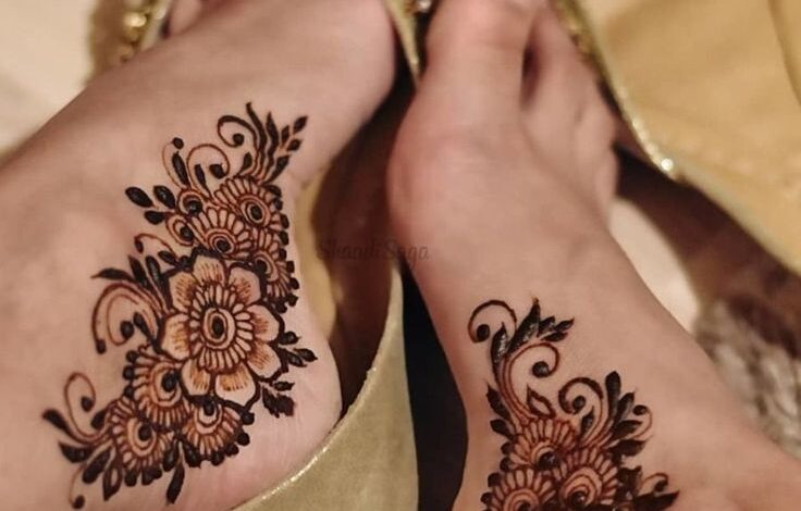 Trendy Mehndi design for ankle