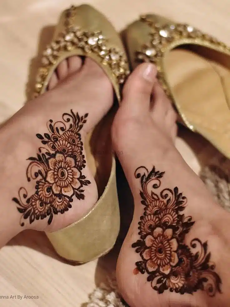 Trendy Mehndi design for ankle