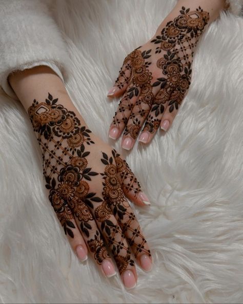 Trendy Mehndi Designs For Backhand 