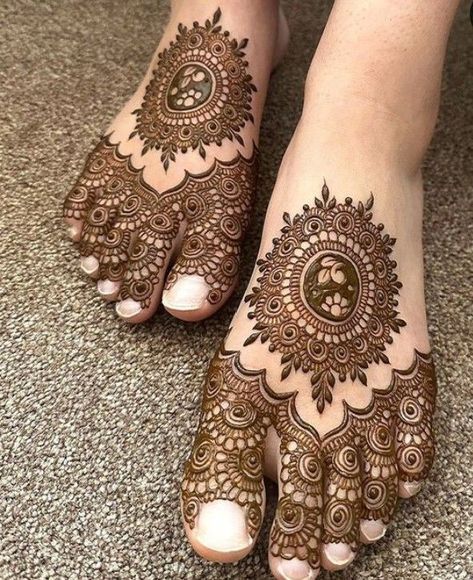 Trendy Mehndi design for Ankle