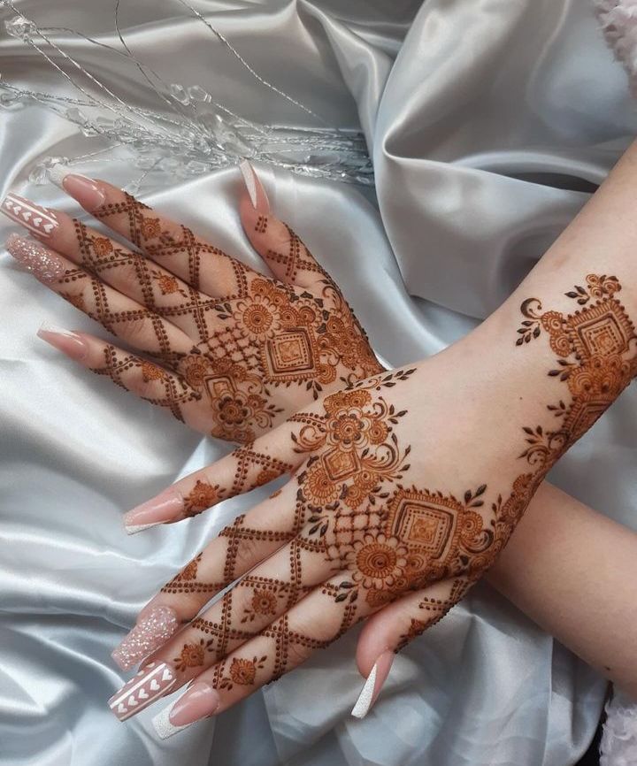 Trendy Mehndi Design For Backhand