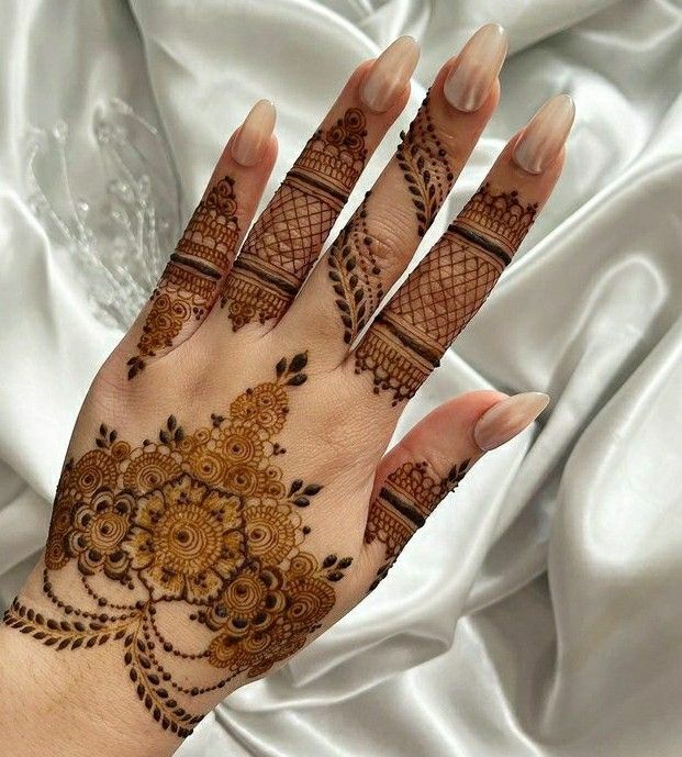 Trendy Mehndi Designs For Backhand