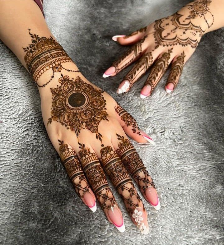 Trendy Mehndi Designs For Backhand