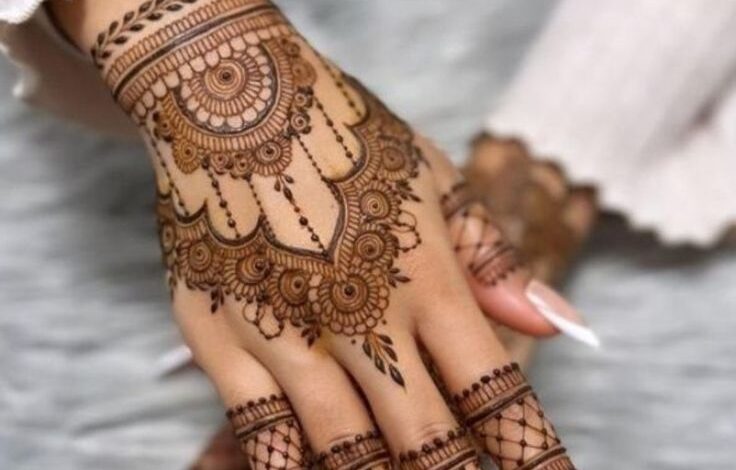 Trendy Mehndi Designs For Backhand