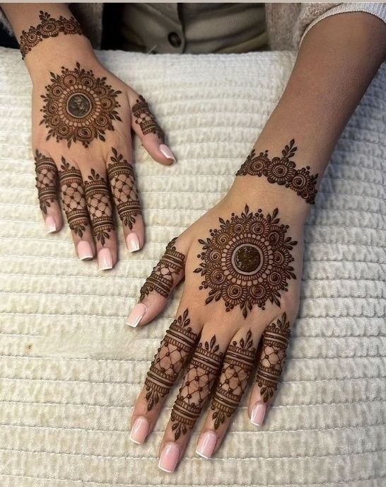 Trendy Mehndi Designs For Backhand