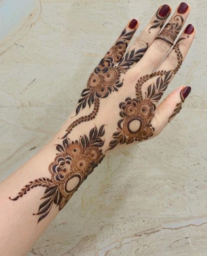 Trendy Mehndi designs For Backhand