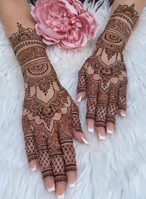 Trendy Mehndi Designs For Backhand