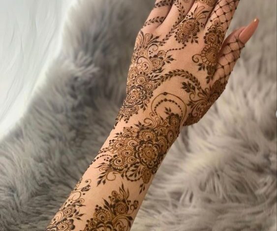 Trendy Mehndi design for Arm