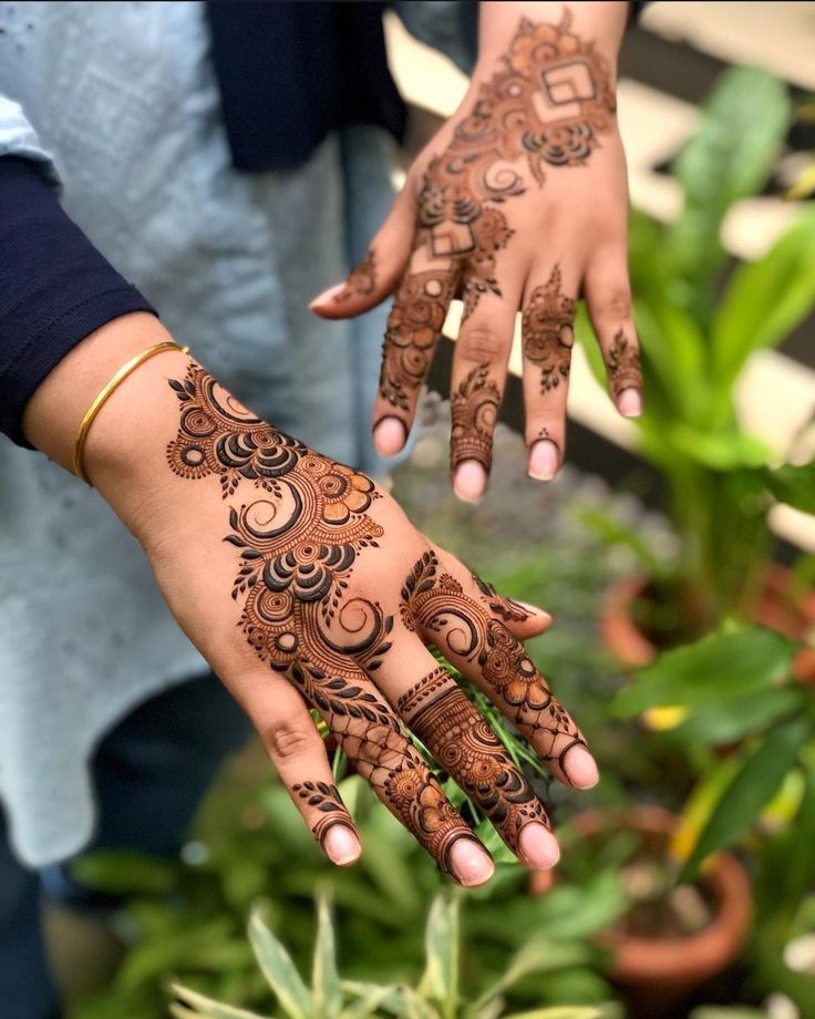 Trendy Mehndi Designs  For Arm 