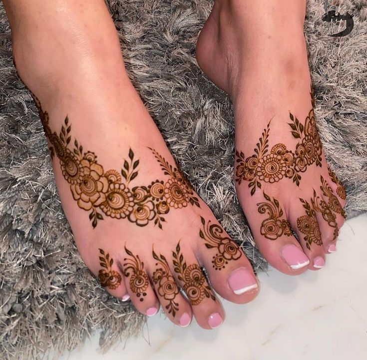 Trendy Mehndi design for Ankle